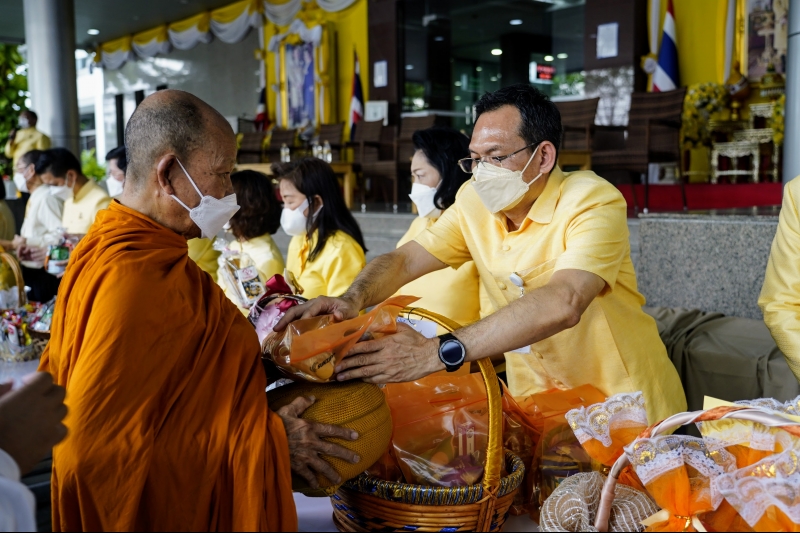 พิธีทำบุญตักบาตรข้าวสารอาหารแห้ง คณะสงฆ์จากวัดราชผาติการามวรวิหาร พระอารามหลวง เนื่องในโอกาสวันเฉลิมพระชนมพรรษา 28 กรกฎาคม 2565 