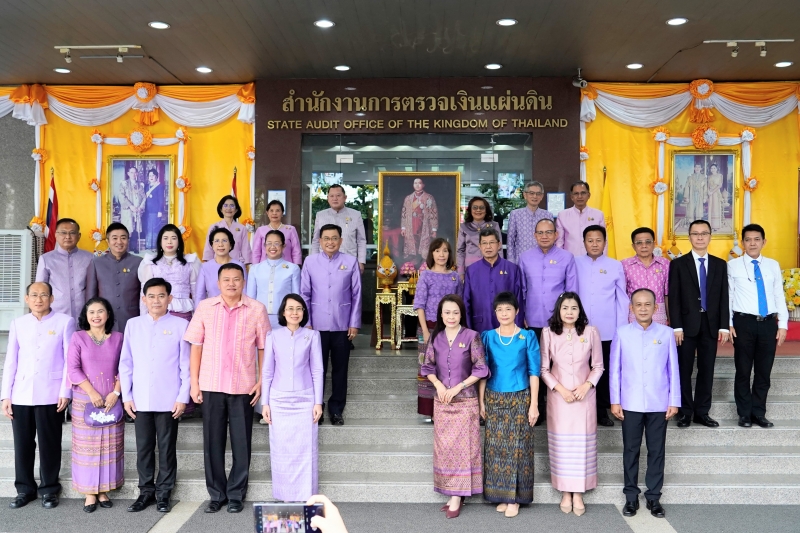 พิธีสวดพระพุทธมนต์และทำบุญตักบาตร 