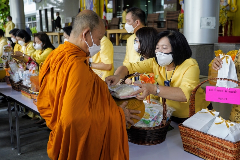 พิธีทำบุญตักบาตรข้าวสารอาหารแห้ง คณะสงฆ์จากวัดราชผาติการามวรวิหาร พระอารามหลวง เนื่องในโอกาสวันเฉลิมพระชนมพรรษา 28 กรกฎาคม 2565 