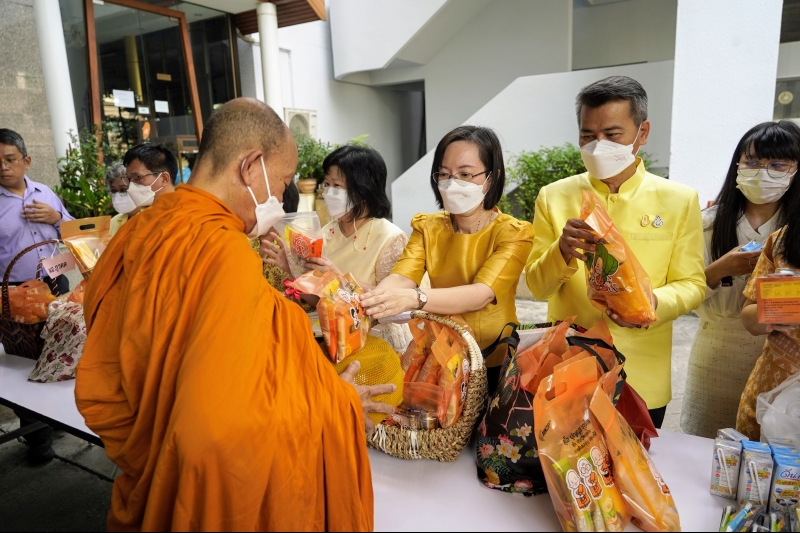 พิธีทำบุญตักบาตรข้าวสารอาหารแห้ง คณะสงฆ์จากวัดราชผาติการามวรวิหาร พระอารามหลวง เนื่องในโอกาสวันเฉลิมพระชนมพรรษา 28 กรกฎาคม 2565 