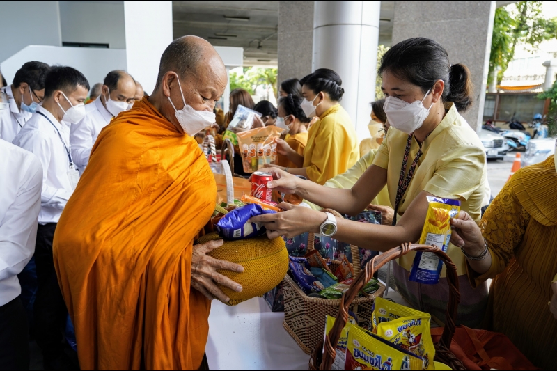 พิธีทำบุญตักบาตรข้าวสารอาหารแห้ง คณะสงฆ์จากวัดราชผาติการามวรวิหาร พระอารามหลวง เนื่องในโอกาสวันเฉลิมพระชนมพรรษา 28 กรกฎาคม 2565 