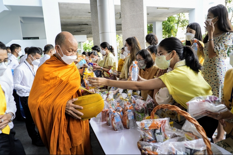 พิธีทำบุญตักบาตรข้าวสารอาหารแห้ง คณะสงฆ์จากวัดราชผาติการามวรวิหาร พระอารามหลวง เนื่องในโอกาสวันเฉลิมพระชนมพรรษา 28 กรกฎาคม 2565 