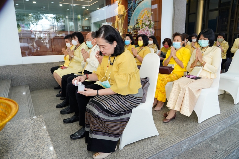 พิธีทำบุญตักบาตรข้าวสารอาหารแห้ง คณะสงฆ์จำนวน 9 รูป จากวัดโสมนัสราชวรวิหาร พระอารามหลวง เพื่อน้อมอุทิศถวายเป็นพระราชกุศลแด่พระบา