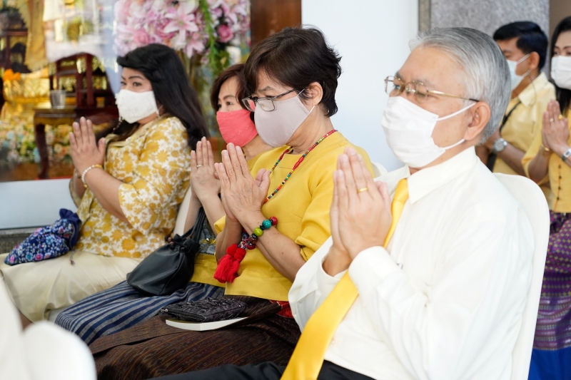 พิธีทำบุญตักบาตรข้าวสารอาหารแห้ง คณะสงฆ์จำนวน 9 รูป จากวัดโสมนัสราชวรวิหาร พระอารามหลวง เพื่อน้อมอุทิศถวายเป็นพระราชกุศลแด่พระบา