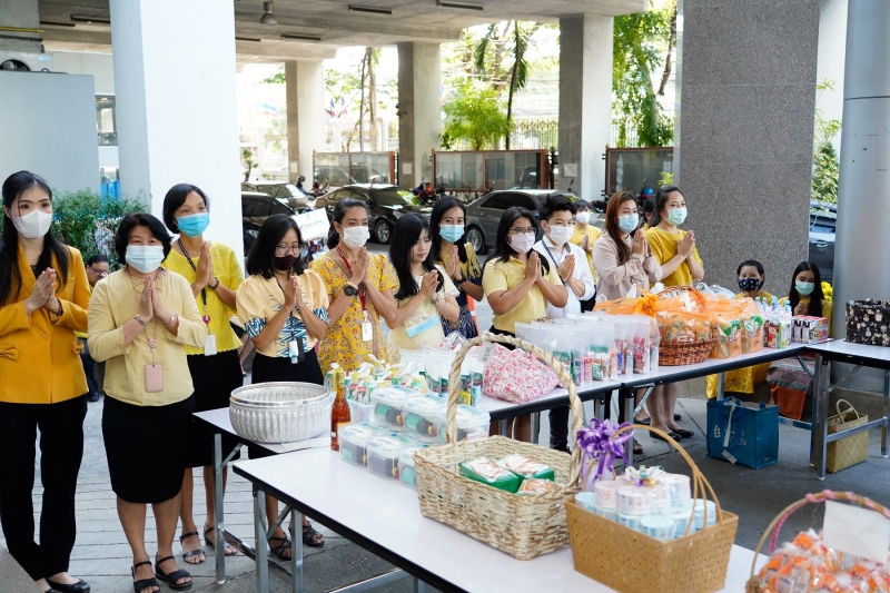 พิธีทำบุญตักบาตรข้าวสารอาหารแห้ง คณะสงฆ์จำนวน 9 รูป จากวัดโสมนัสราชวรวิหาร พระอารามหลวง เพื่อน้อมอุทิศถวายเป็นพระราชกุศลแด่พระบา