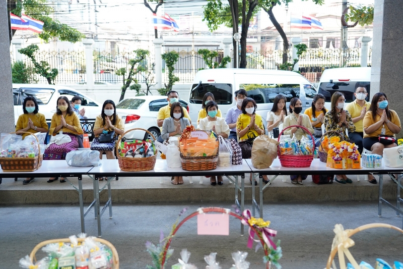 พิธีทำบุญตักบาตรข้าวสารอาหารแห้ง คณะสงฆ์จำนวน 9 รูป จากวัดโสมนัสราชวรวิหาร พระอารามหลวง เพื่อน้อมอุทิศถวายเป็นพระราชกุศลแด่พระบา