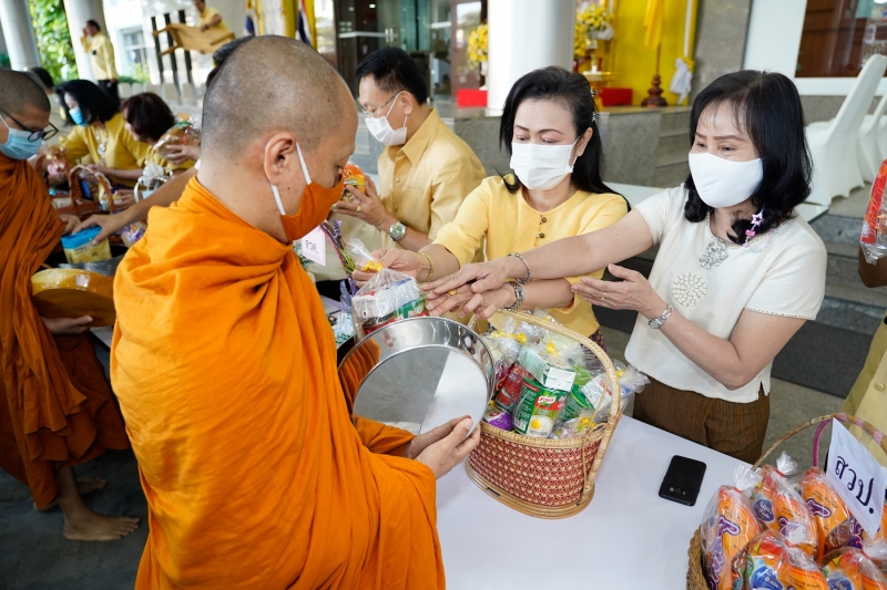 พิธีทำบุญตักบาตรข้าวสารอาหารแห้ง คณะสงฆ์จำนวน 9 รูป จากวัดโสมนัสราชวรวิหาร พระอารามหลวง เพื่อน้อมอุทิศถวายเป็นพระราชกุศลแด่พระบา