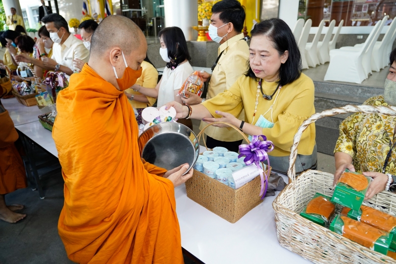 พิธีทำบุญตักบาตรข้าวสารอาหารแห้ง คณะสงฆ์จำนวน 9 รูป จากวัดโสมนัสราชวรวิหาร พระอารามหลวง เพื่อน้อมอุทิศถวายเป็นพระราชกุศลแด่พระบา