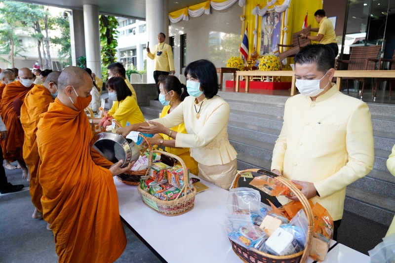 พิธีทำบุญตักบาตรข้าวสารอาหารแห้ง คณะสงฆ์จำนวน 9 รูป จากวัดโสมนัสราชวรวิหาร พระอารามหลวง เพื่อน้อมอุทิศถวายเป็นพระราชกุศลแด่พระบา