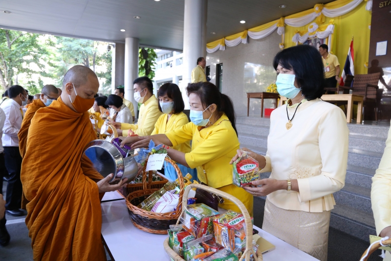 พิธีทำบุญตักบาตรข้าวสารอาหารแห้ง คณะสงฆ์จำนวน 9 รูป จากวัดโสมนัสราชวรวิหาร พระอารามหลวง เพื่อน้อมอุทิศถวายเป็นพระราชกุศลแด่พระบา