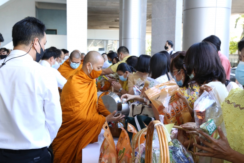 พิธีทำบุญตักบาตรข้าวสารอาหารแห้ง คณะสงฆ์จำนวน 9 รูป จากวัดโสมนัสราชวรวิหาร พระอารามหลวง เพื่อน้อมอุทิศถวายเป็นพระราชกุศลแด่พระบา