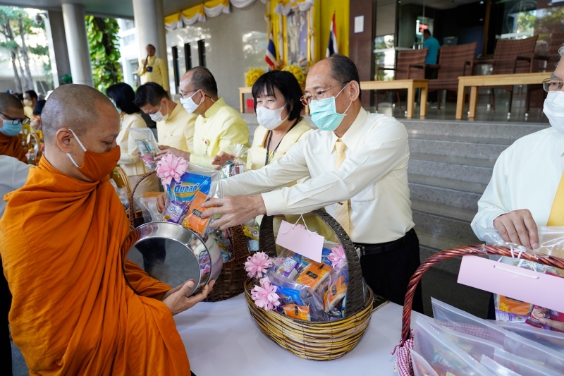 พิธีทำบุญตักบาตรข้าวสารอาหารแห้ง คณะสงฆ์จำนวน 9 รูป จากวัดโสมนัสราชวรวิหาร พระอารามหลวง เพื่อน้อมอุทิศถวายเป็นพระราชกุศลแด่พระบา