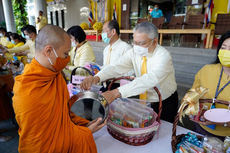 พิธีทำบุญตักบาตรข้าวสารอาหารแห้ง คณะสงฆ์จำนวน 9 รูป จากวัดโสมนัสราชวรวิหาร พระอารามหลวง เพื่อน้อมอุทิศถวายเป็นพระราชกุศลแด่พระบา