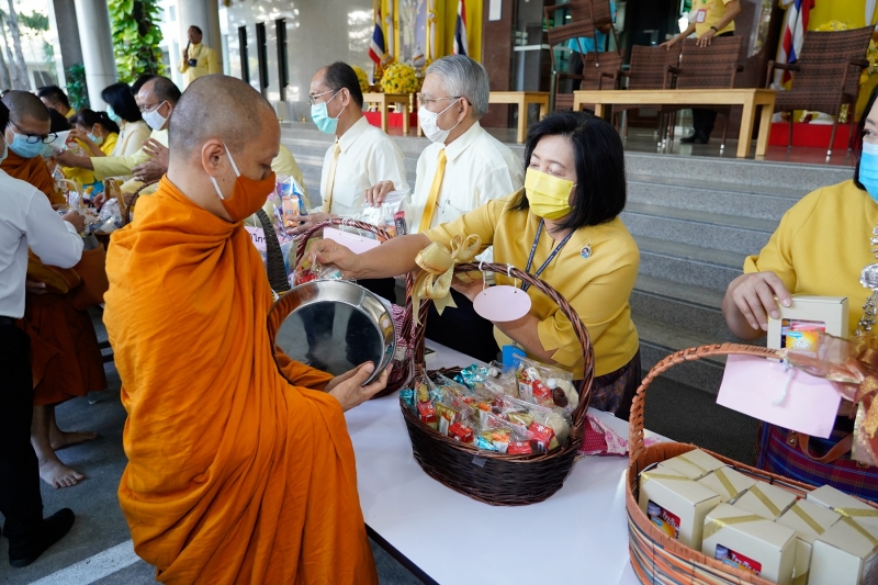 พิธีทำบุญตักบาตรข้าวสารอาหารแห้ง คณะสงฆ์จำนวน 9 รูป จากวัดโสมนัสราชวรวิหาร พระอารามหลวง เพื่อน้อมอุทิศถวายเป็นพระราชกุศลแด่พระบา