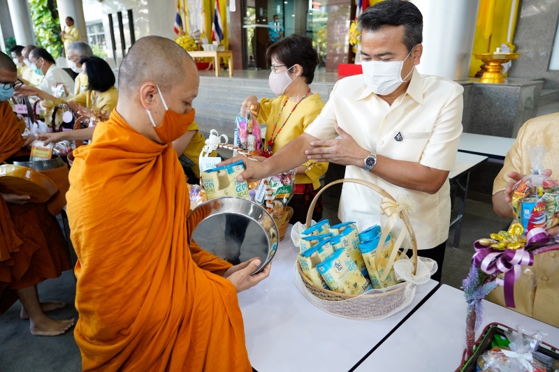 พิธีทำบุญตักบาตรข้าวสารอาหารแห้ง คณะสงฆ์จำนวน 9 รูป จากวัดโสมนัสราชวรวิหาร พระอารามหลวง เพื่อน้อมอุทิศถวายเป็นพระราชกุศลแด่พระบา