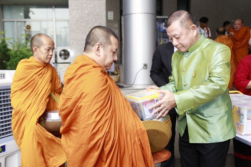 ทำบุญตักบาตรข้าวสารอาหารแห้งเนื่องในเทศกาลขึ้นปีใหม่ 2562