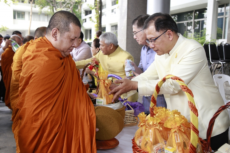 ทำบุญตักบาตรข้าวสารอาหารแห้งเนื่องในเทศกาลขึ้นปีใหม่ 2562