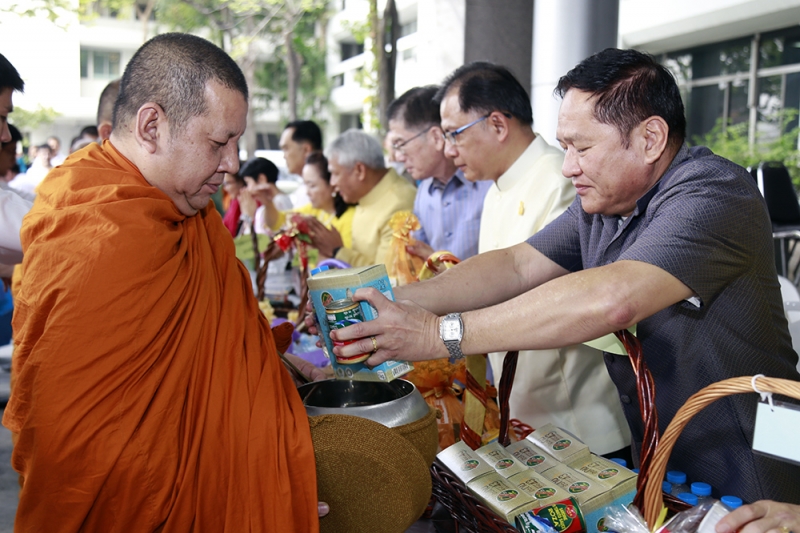 ทำบุญตักบาตรข้าวสารอาหารแห้งเนื่องในเทศกาลขึ้นปีใหม่ 2562