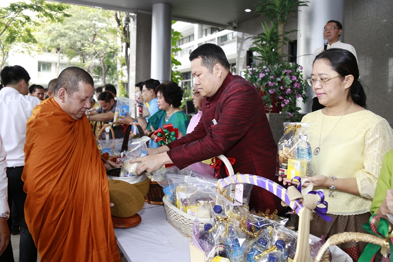 ทำบุญตักบาตรข้าวสารอาหารแห้งเนื่องในเทศกาลขึ้นปีใหม่ 2562