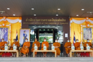 พิธีทำบุญตักบาตรข้าวสารอาหารแห้ง คณะสงฆ์จากวัดปทุมวนารามราชวรวิหาร 