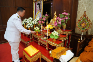 ประธานกรรมการตรวจเงินแผ่น จุดธูปเทียนบูชาพระรัตนตรัย