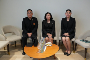 ภาพนางสาวน้อมจิตร์ สังข์ด่านจาก รองผู้ว่าการตรวจเงินแผ่นดิน ประธานในพิธี