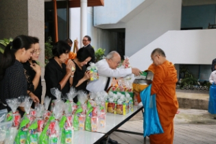 ร่วมทำบุญตักบาตรข้าวสารอาหารแห้ง