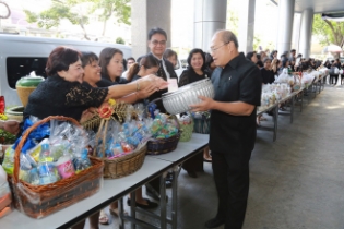 ทำบุญตักบาตรข้าวสารอาหารแห้ง