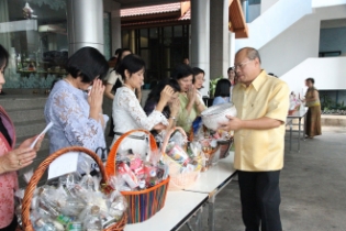 ทำบุญตักบาตรข้าวสารอาหารแห้ง