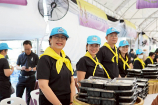 คณะผู้บริหารและเจ้าหน้าที่ สตง. จัดเตรียมอาหารสำหรับบริการประชาชน