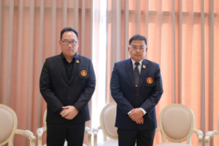 นายมณเฑียร เจริญผล ผู้ว่าการตรวจเงินแผ่นดิน ร่วมยืนแสดงความอาลัยแด่สมเด็จพระนางเจ้าสิริกิติ์ฯ