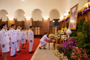 นางพรพิมล นิลทจันทร์ กรรมการตรวจเงินแผ่นดิน ทูลเกล้าทูลกระหม่อมถวายแจกันดอกไม้