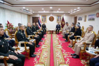 นายมณเฑียร เจริญผล ผู้ว่าการตรวจเงินแผ่นดิน กล่าวเปิดการประชุมและให้การต้อนรับคณะจากกระทรวงกลาโหม