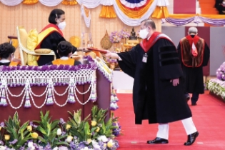 เข้ารับพระราชทานปริญญาปรัชญาดุษฎีบัณฑิตกิตติมศักดิ์