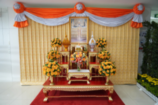 ภาพพิธีถวายแจกันดอกไม้เบื้องหน้าพระรูปและลงนามถวายพระพร สมเด็จพระเจ้าลูกเธอ เจ้าฟ้าพัชรกิติยาภา