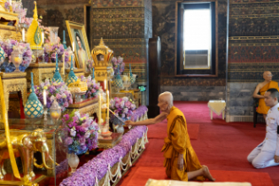 พระภิกษุสงฆ์จุดธูปเทียนบูชาพระรัตนตรัย